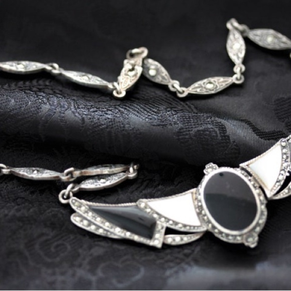 What a lovely example of a brilliantly tailored and stunning Art Deco Choker. - Picture 5 of 5